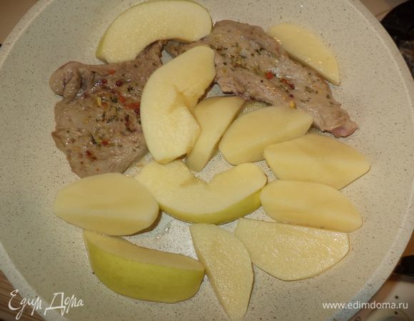 Слегка обжарить на сковороде с небольшим количеством масла с одной стороны,перевернуть и положить в сковороду  четвертинки средних картофелин и крупненькие кусочки айвы, вместо айвы прекрасно работает кисло-сладкое твердое яблоко, но его нужно класть, когда картофель будет почти готов!