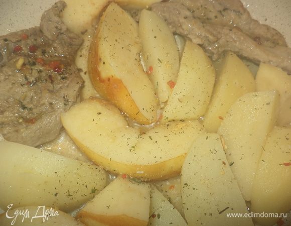 присыпем специями овощи и фрукты, посолим и тушим все содержимое сковородки до полной готовности картофеля, закрыв крышкой