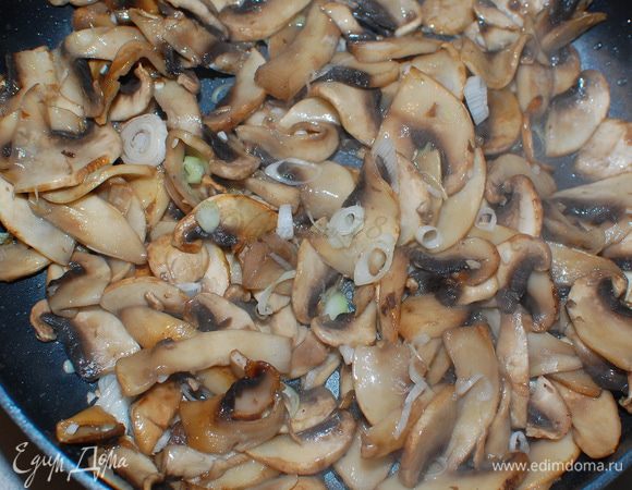 Грибы нарезала,обжарила их на оливковом масле. Добавила нарезанного на мелкие колечки, лук. Поперчила, посолила.