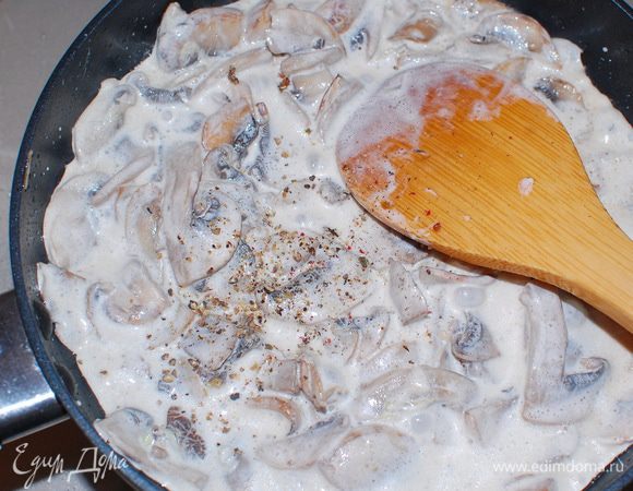 Влила сливки, довела до кипения и сняла с огня.