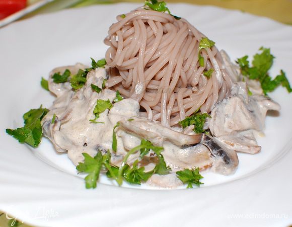 На тарелку выложила лапшу,сверху полила соусом. Присыпла зеленью петрушки.
Получилось вкусно. Приятного аппетита!