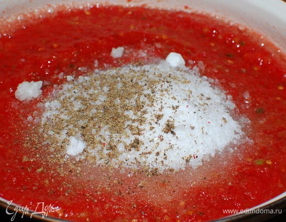 Приправляем приправами по вкусу. Посолите крупной солью и дайте настояться минут 10-15 и только потом пробуйте.