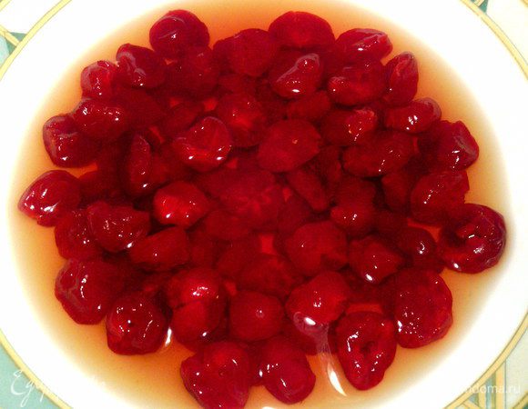 Замочить вяленую вишню в роме (чтобы он чуть её прикрывал)