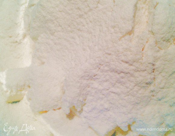 Смешать все ингредиенты для теста и замесить. 