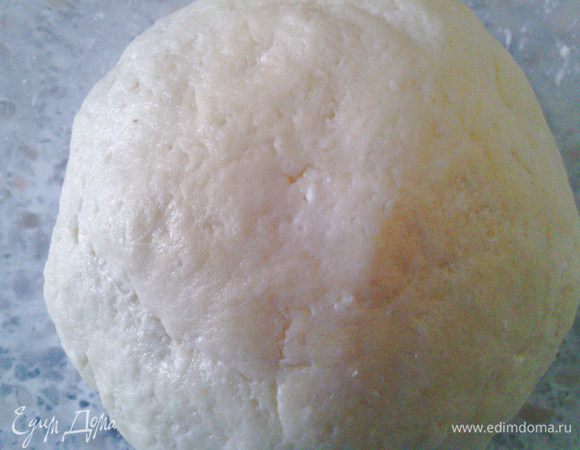 Тесто будет мягким. Обернуть его плёнкой и положить в холодильник. 