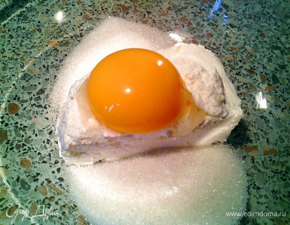 Теперь приготовим крем: творог растереть с сахаром, ванилью и желтком. 