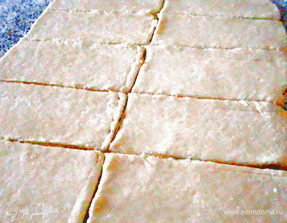 Достаём тесто, раскатываем (толщина 3 мм).
Нарезаем на прямоугольники.
