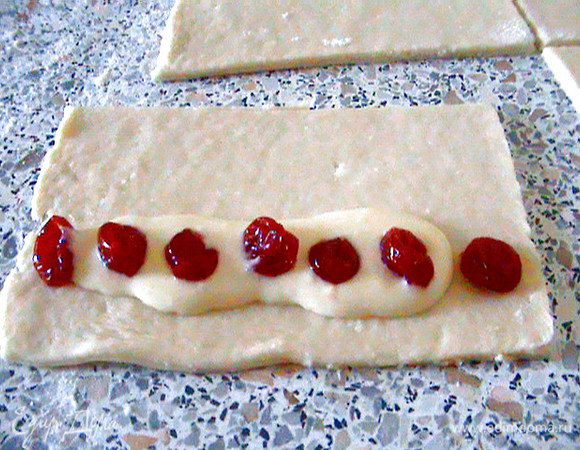 На каждый прямоугольник кладем по краям две вишенки. Между ними, дорожкой, выкладываем примерно одну ч.л. крема. На крем выкладываем еще несколько вишенок.