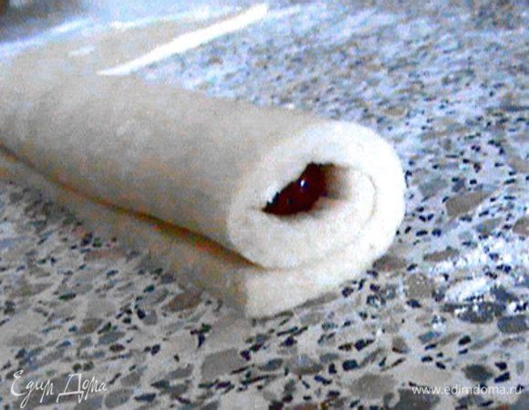 И аккуратно сворачиваем в трубочку.