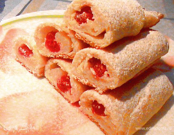 Выкладываем наши трубочки на противень, застеленный пергаментом и выпекаем 30 минут при температуре 180 градусов.
Готовые трубочки немного остудить, разрезать пополам, присыпать сахарной пудрой и можно подавать. Пора пить чай :)))