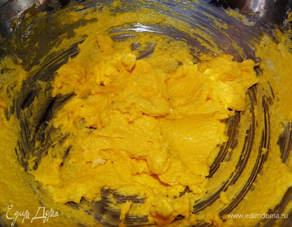 Масло растереть с сахаром. Добавить по одному желтки, все тщательно взбить.