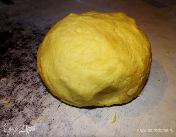 К масляной массе добавить муку и ваниль. Замесить мягкое тесто, поставить его в холод на 10-15 минут.