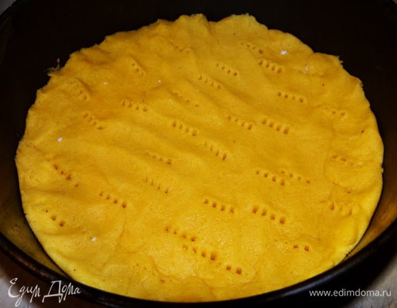 Охлажденное тесто раскатать, переложить на смазанную маслом разъемную форму или противень. Выпекать до светло-золотистого цвета.
(На тесто обязательно положите груз! Чечевицу ли еще что-нибудь, а то оно вздуется. И не забудьте наколоть его вилочкой).