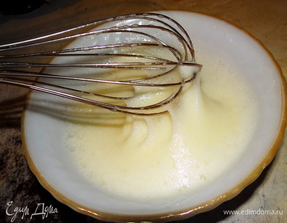 Приготовим бисквит с орехами. Орехи смолоть. Белки взбить в крутую пену.