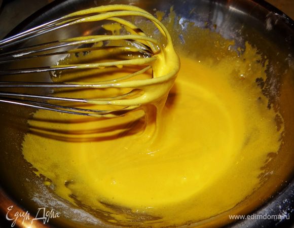 Желтки растереть с сахарной пудрой.