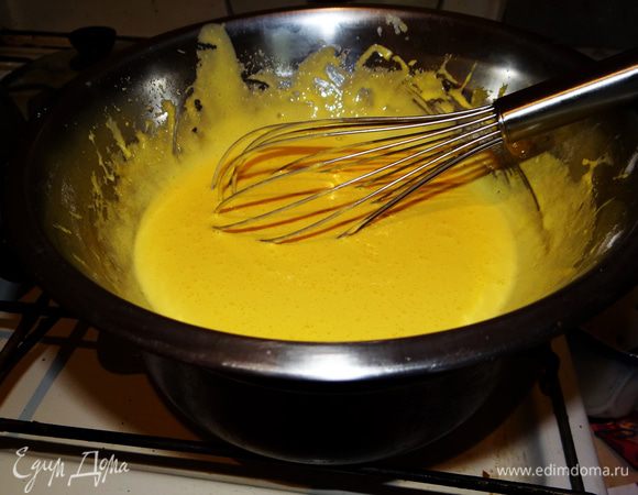Поставить желтки на водяную баню и, не переставая взбивать, влить тонкой струйкой подкисленную уксусом кипяченую воду.
