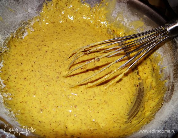 Снять с огня, охладить. Всыпать муку, смешанную с измельченными грецкими орехами.