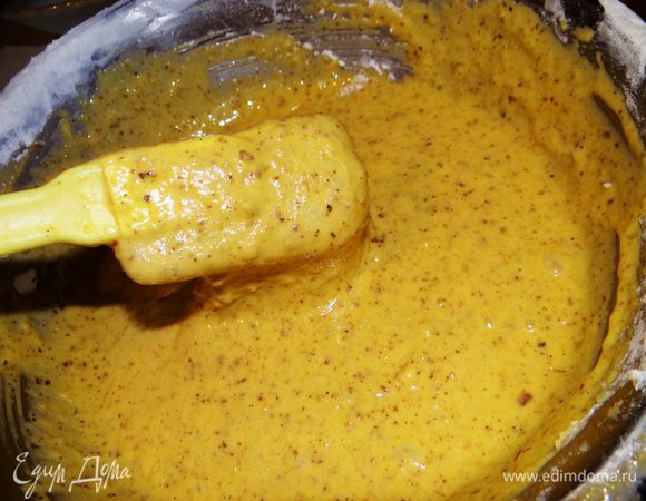 Ввести взбитые в крепкую пену белки, тщательно перемешать, вылить тесто в форму и выпекать до золотистого цвета. Обязательно готовность проверьте зубочисткой или спичкой.