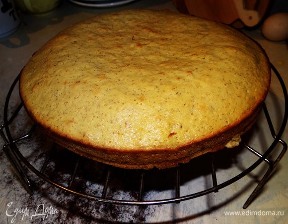 Воот он - бисквит-красавец. Остудите его на решетке.