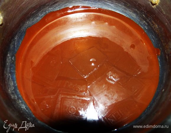 Готовим крем: шоколад растопить на водяной бане.