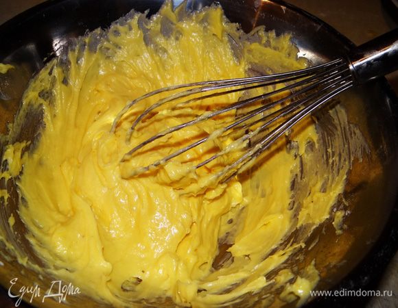 Сливочное масло тщательно взбить с сахарной пудрой.