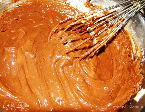 Постепенно ввести шоколад. Перемешать до однородности.