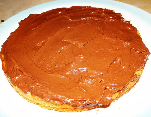 На остывший песочный корж положите шоколадный крем и сверху накройте бисквитом. Оставьте на пару часиков в холоде.