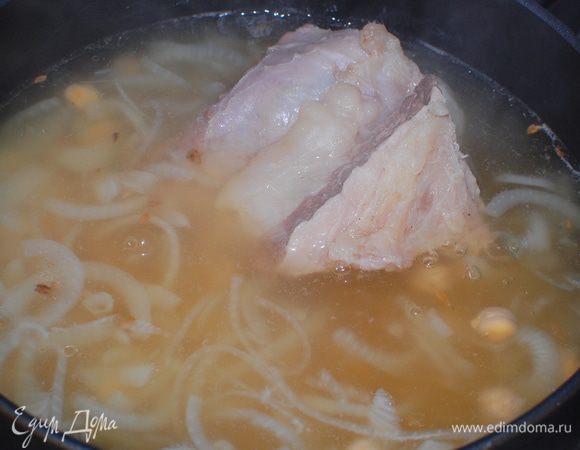 Баранину промываем, очищаем от  лишних пленок.
В казанок, кастрюлю с толстым дном, выкладываем баранину.
Заливаем водой.(только прикрывая мясо), ставим на огонь. Как только закипит снимаем пенку.
Солим. Кладем лавровые листики. Лук режем полукольцами, добавляем к мясу.
Нохут промываем и отправляем к мясу с луком. Убавляем  огонь,чтобы все томилось под крышкой.
Как только нохут станет мягким, добавляем зиру, свежемолотый перец, пару колечек перчика чили.
 Убираем крышку, и томим до более мягкого состояния нохута и выпаривания жидкости. на половину.
Закрываем крышкой. Оставляем на плите на мин 20-25.




