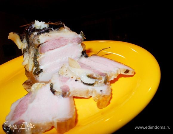 Остудить при комнатной температуре. Слить сок и вытопившийся жир и положить в холодильник. Утром (или вечером), у кого как получится)) достаем грудинку из холодильника и наслаждаемся))) Я никогда не ела такого нежного мяса)) 
Призываю не бояться такого длительного приготовления, при современном уровне техники это не составляет никакого труда)) Зато результат, действительно, впечатляет!