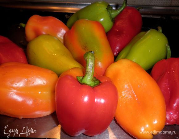 Помыть перцы и уложить на протвень.
Запекать в духовке при 170гр в течение 40 мин, постоянно переворачивая перчики, чтобы они равномерно пропекались.