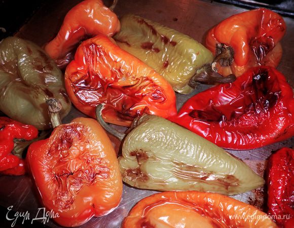 Вынуть перцы из духовки и на 15 мин накрыть пленкой. 
Теперь шкурка с перцев очищается без проблем.