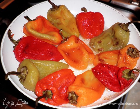 В сковороде нагреть растительное масло и немного обжарить перчики.
Выложить на тарелку по кругу.