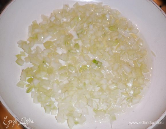 Затем, готовим соус.
Лук порезать мелкими кубиками.