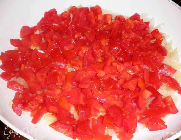 С помидор удалить шкурку и  затем нарезать кубиками.
В сковороде, в которой жарились перцы, подрумянить лук, добавить помидоры. 