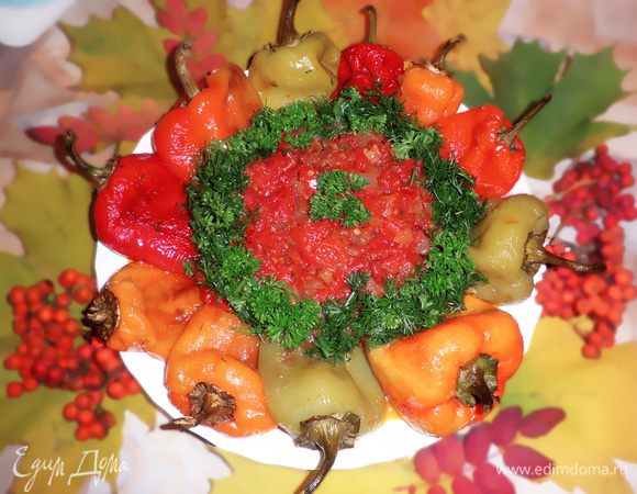 Выложить соус на перцы.
Зелень мелко порубить и посыпать томатный соус.
Дать блюду настояться в течение 2 - 3 часов.
Перчики пропитаются томатным соусом и приобретут более насыщенный вкус и аромат. Теперь перчики готовы и можно подавать к столу!