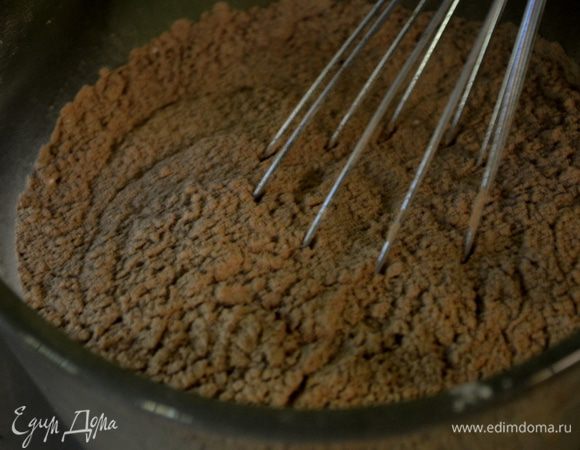 Смешаем в отдельной чаше муку, какао, сахар, пищев. соду, разрыхлитель, соль. Отставим в сторону.