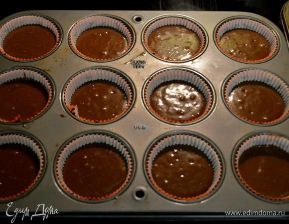 Вылить в формочки тесто, но до половины,оно хорошо поднимается. Если будете делать без глазировки только с сах. пудрой сверху, то заполнить на 1/3. Поставить в духовку разогретую на 20 мин. Центр проверяем зубочисткой. Дадим остынуть на решетке. Поделим капкейки на 2 равные части, если готовим по 2 разным идеям.