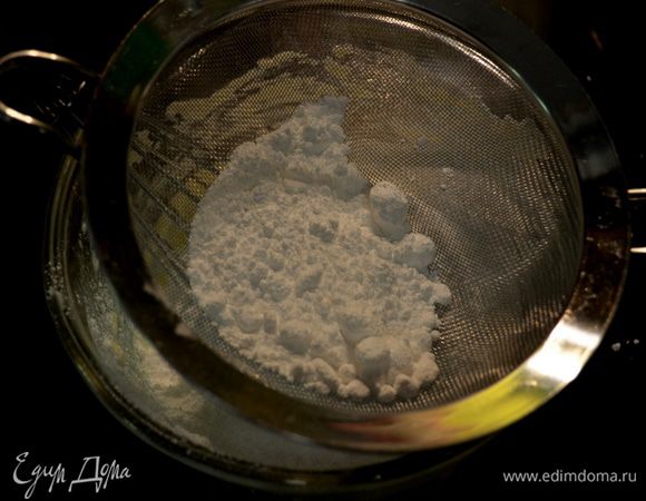 Если капкейки поднялись и обозначилась верхушка холмиком,срежем ее аккуратно ножом,для тех кто желает делать капкейки для праздника с темовой глазурью.
Подготовим глазурь. Сахарную пудру просеем ситечком. Отставим в сторону.