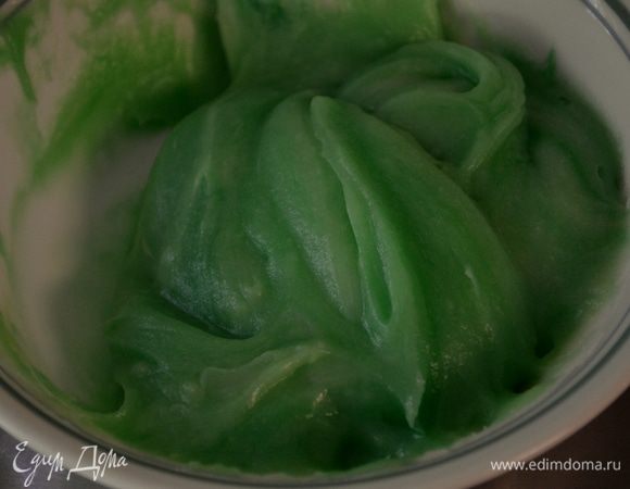 Миксером смешаем слив.сыр и слив.масло до мягкой однородной массы на сред. скорости. Добавим сахар, пудру, снизим скорость до медленной, затем ванилин. Разделим, если украшаем по тематике нашу сырную массу на 2 части, добавим 2-3 капли зелен. пищев. красителя. Перемешаем.