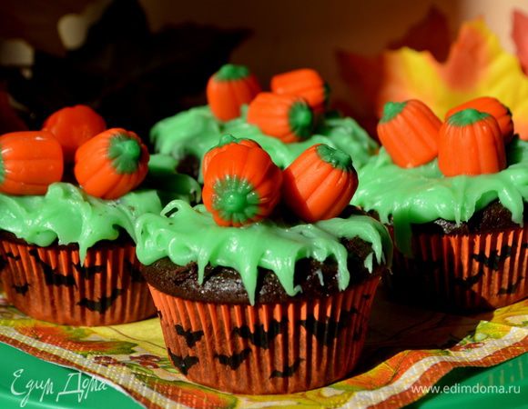 Можно из мастики сделать тыковки, но я с мастикой не дружу,поэтому использовала готовые конфеты,которые продают здесь перед праздником. И получаем красивое поле с тыквами.