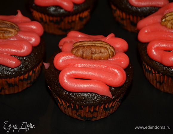 Вторую часть сырной массы также перемешаем с пищев. красителем, но красн. цвета. Выложим также в кондит. пакет, насадку используем теперь круглую. И зигзагом делаем на каждом капкейке линии. Сверху выкладываем пекан.