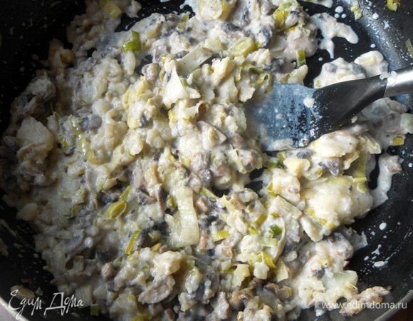 В процессе добавить кусочек сливочного масла, соль, перец. В завершении вмешать ранее вытащенные кусочки картофеля и сливки. Оставить на пару минут, и снять с огня.