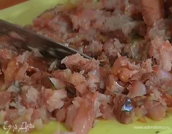 Филе скумбрии порезать на маленькие кусочки.