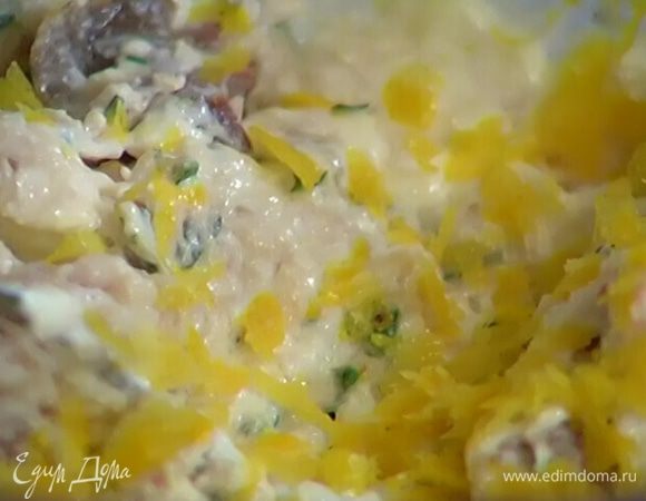 Добавить к скумбрии зелень, сок и цедру лимона и еще раз перемешать.