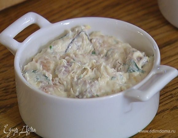 Разложить паштет в небольшие керамические формы.