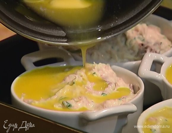 Сливочное масло растопить и вылить сверху на паштет, чтобы вся поверхность была покрыта тонким масляным слоем.