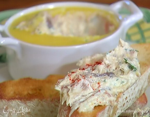 Хлеб подсушить в тостере, затем намазать паштетом и слегка посыпать паприкой.