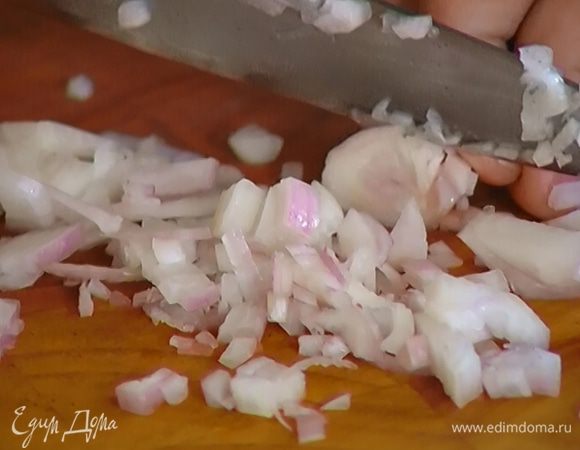 Лук почистить и очень мелко порубить.