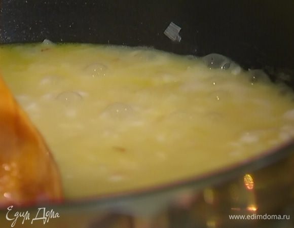 Влить к рису вино и дать ему выкипеть.