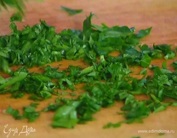Петрушку мелко порубить.